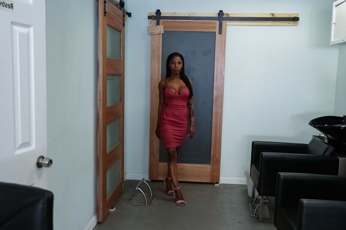 16P La ardiente muñeca de ébano Sarah Banks se quita su vestido rosa para nosotros