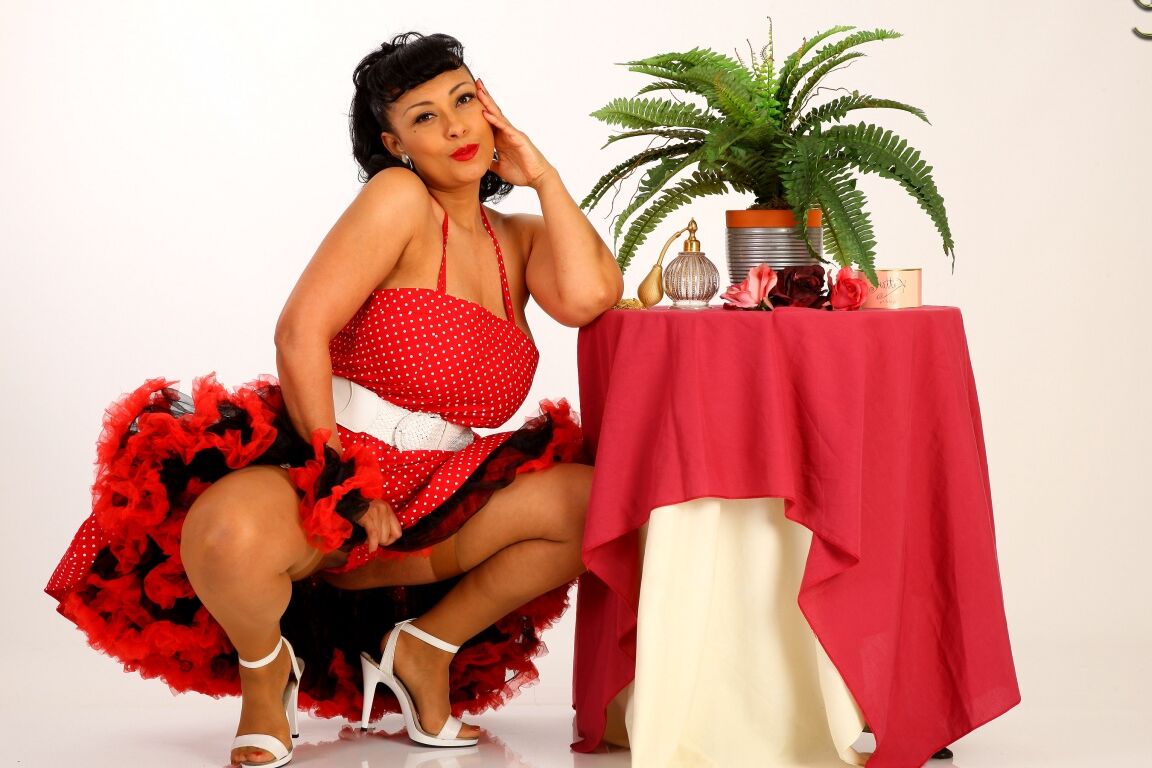 16P Danica Collins chica pinup retro con medias color canela