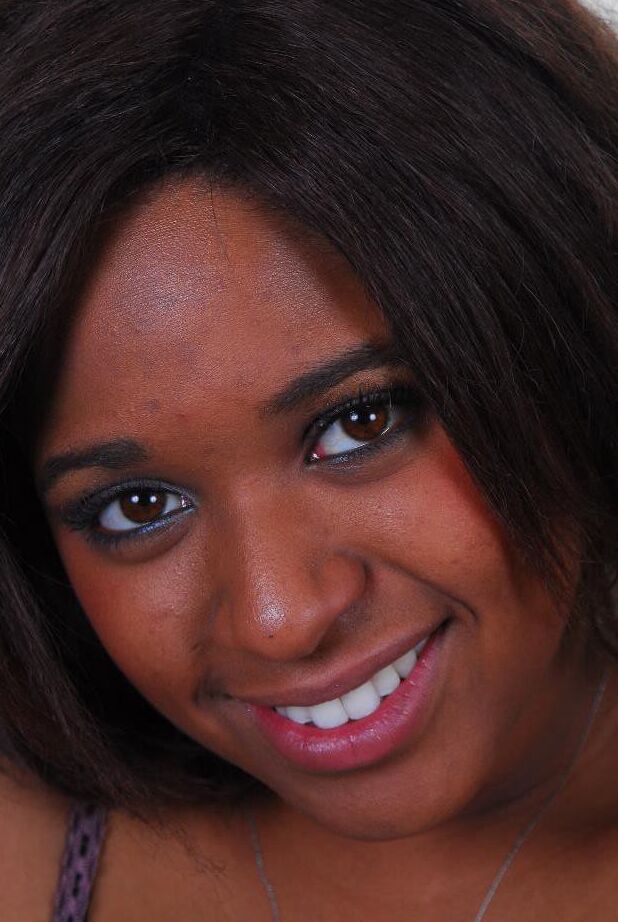 16P Ebony BBW Aleera acaricia seus peitos enormes e suculentos e lambe todos eles
