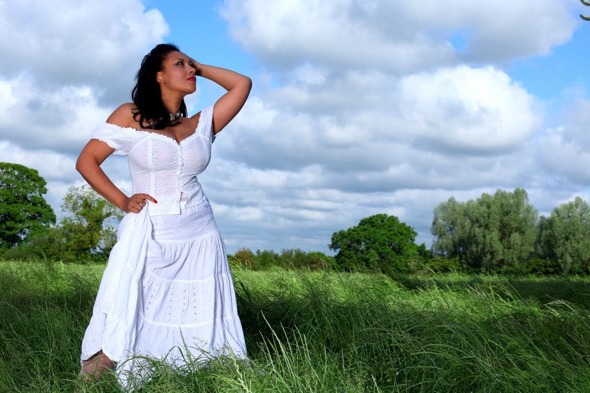 16P A senhora madura Danica Collins perde seus peitos grandes de um vestido branco em um campo
