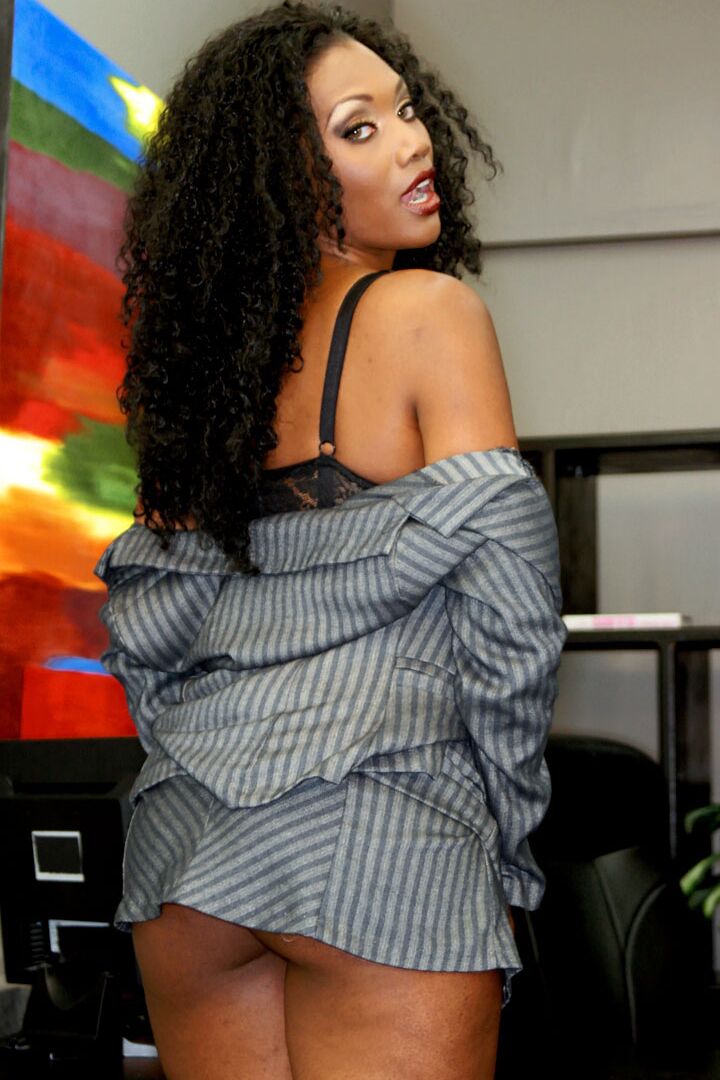 17P Ebony MILF com peitos grandes e mamilos grandes tem sua buceta molhada lambida