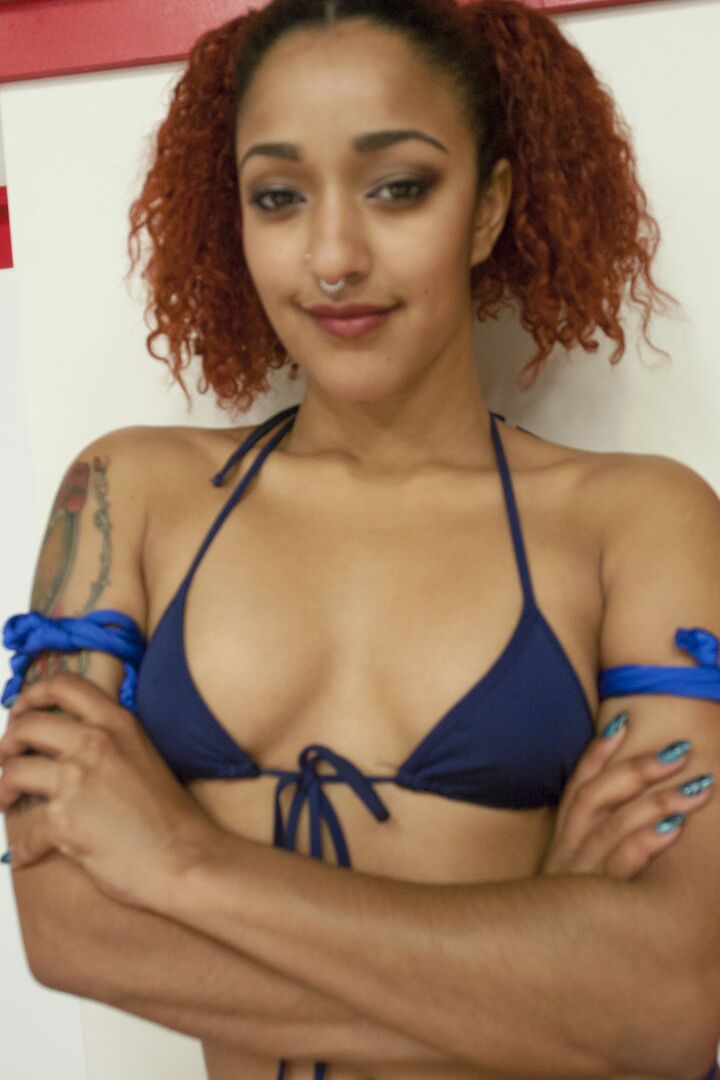 21P MILF cachonda con grandes tetas Dee Williams y chicas desnudas luchan en el suelo