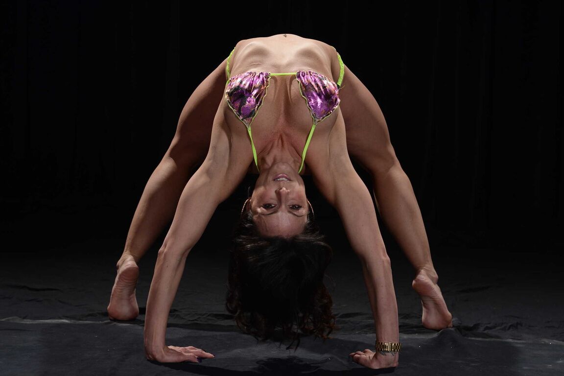 17P Morena tetona se quita el bikini para hacer su rutina de yoga desnuda