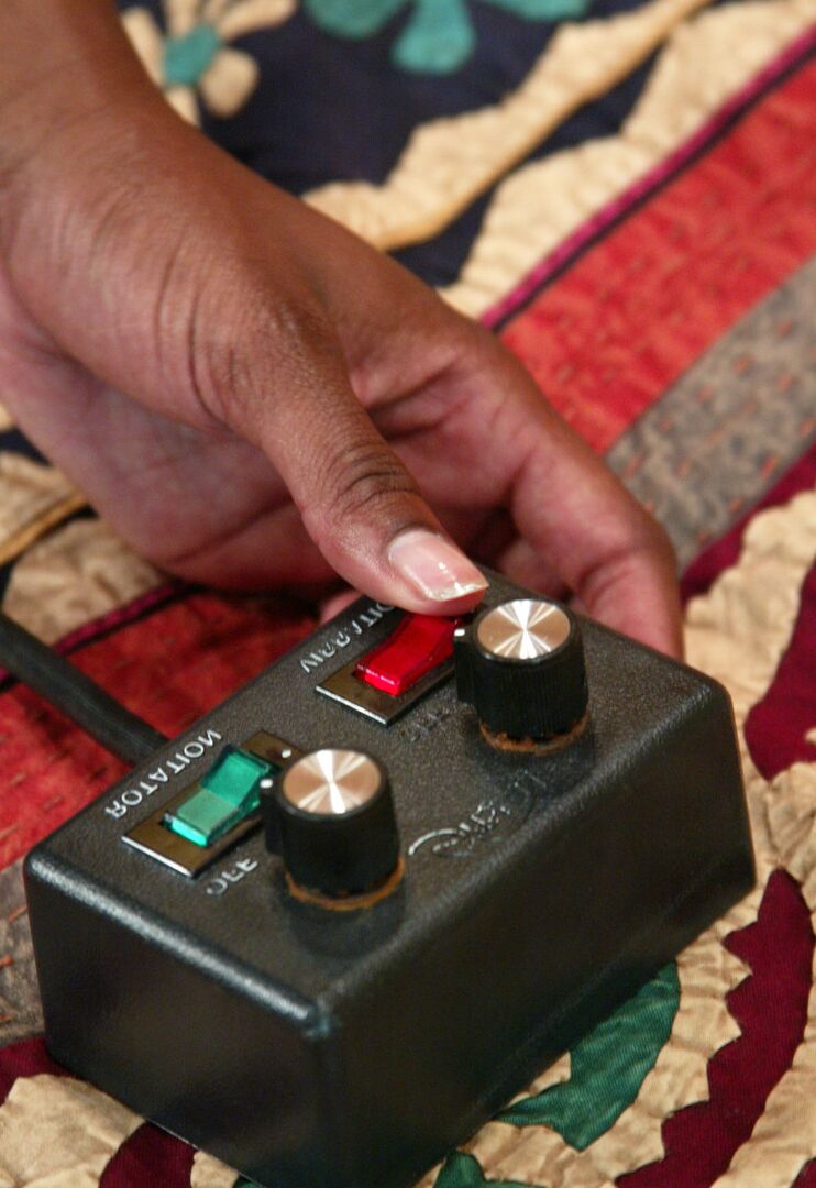 21P Somali MILF Iman desperta seus peitos falsos com titsuckers em ação sybian fumegante