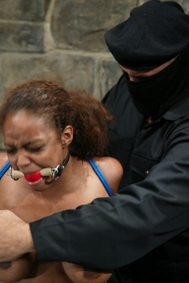 21P Sargento Mayor de Bondage de Agua, Sinnamon Love