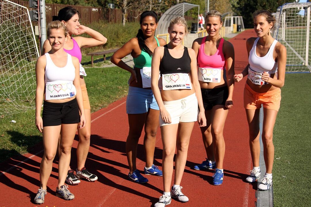 15P Girls laufen bei der Teamshow und genießen nach der Spieldusche ein heißes lesbisches Muschilecken