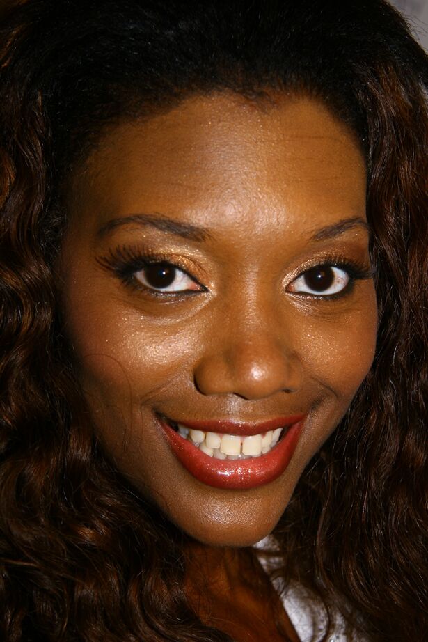 Die 18-jährige Schokoladenhure Nyomi Banxxx probiert etwas Sperma beim Schwanzlutschen durch das Gloryhole
