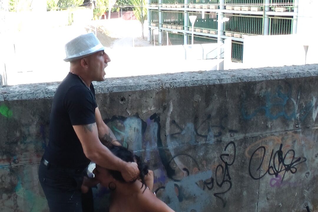 21P Ebony MILF Dunia Montenegro dá um rimjob e fode forte em público