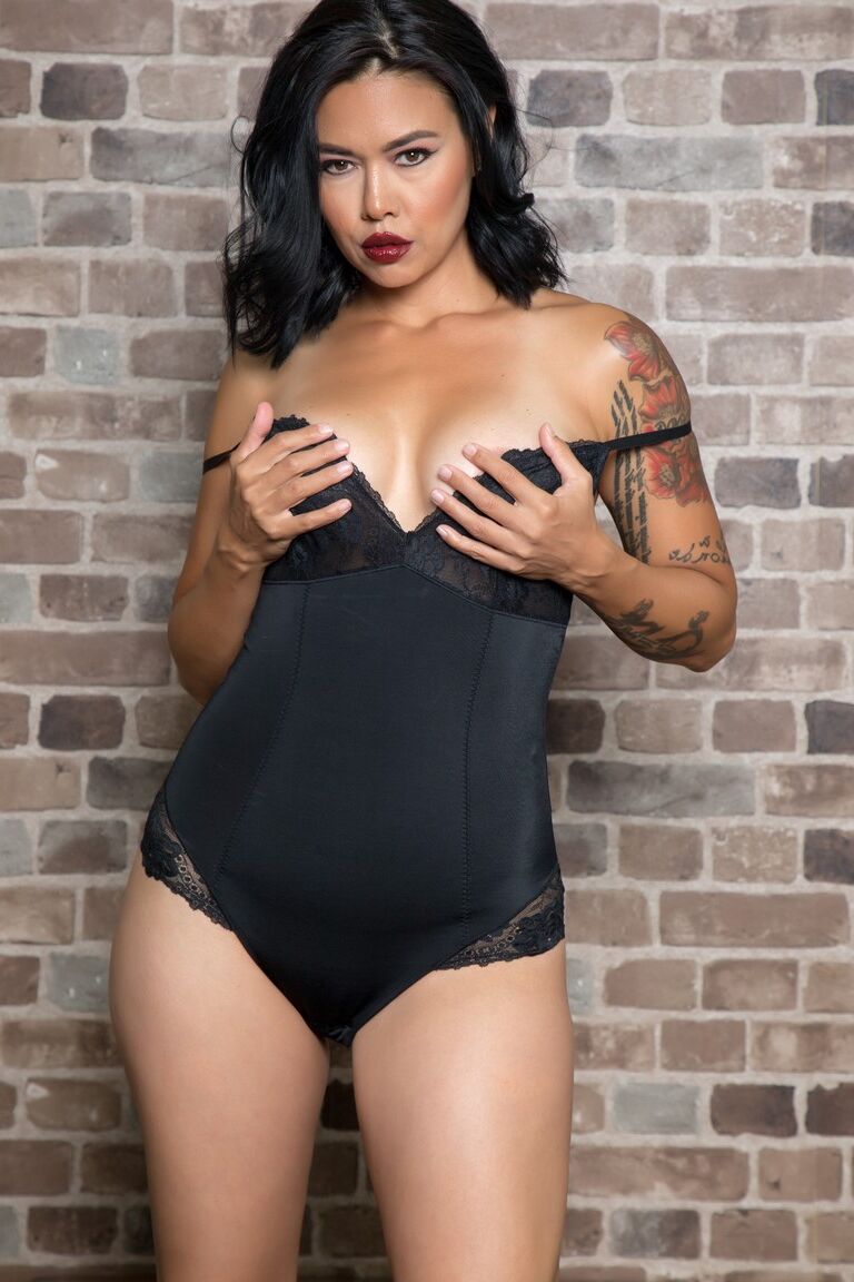 21P Reife asiatische Göttin Dana Vespoli beim Strippen