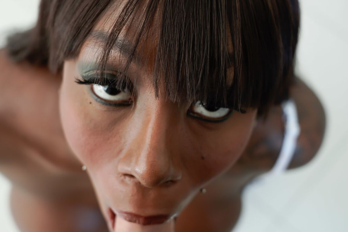 21P Ebony com uma bunda incrível Mystique consegue um pau branco em seu buraco saboroso