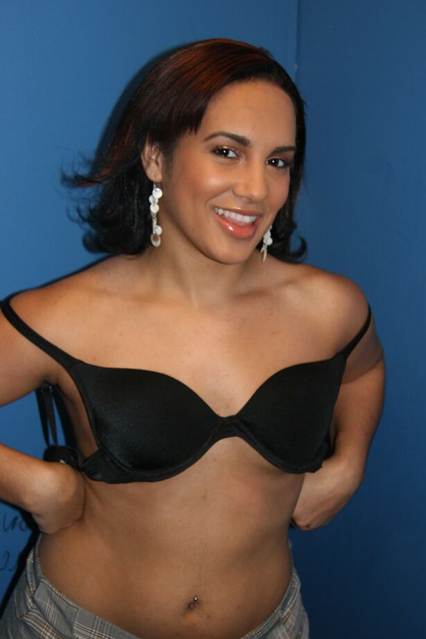 19P Smiley Victoria Allure zeigt ihren großen Hintern