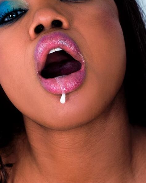 16P Chica negra caliente luce una polla con arnés y una boca llena de semen para seguir