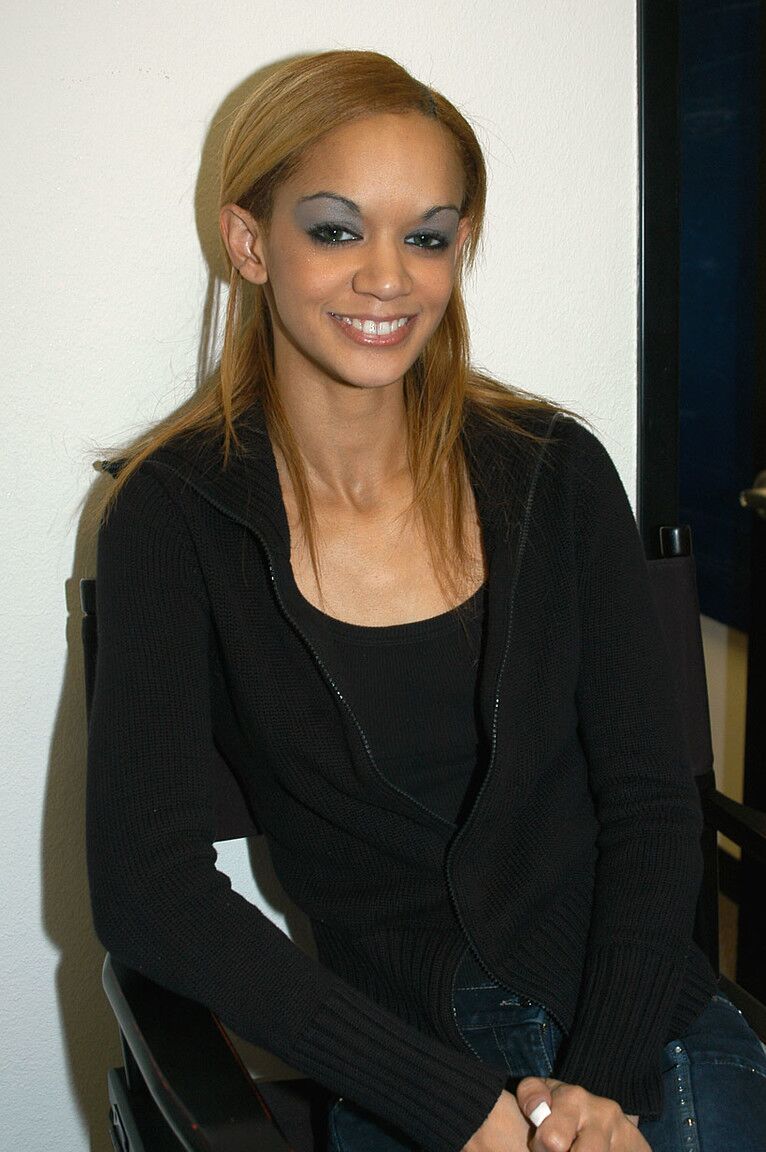 16P Blonde américaine aux petits seins Tyra Banxxx se déshabille et pose en lingerie sexy