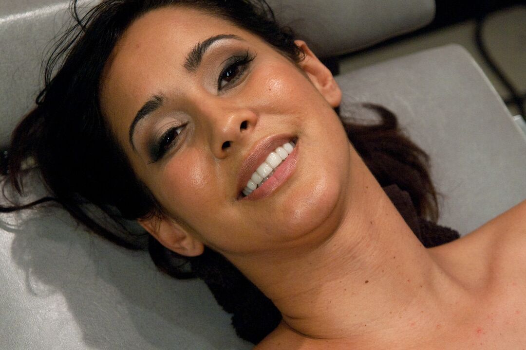 18P Estrella porno cachonda con grandes tetas Isis Love eyacula duro mientras monta una sybian