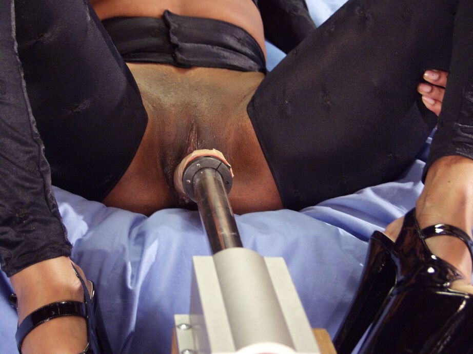 16P Afrique, une femme aux seins de tourbière, se fait plaisir avec une machine sexuelle sur son lit