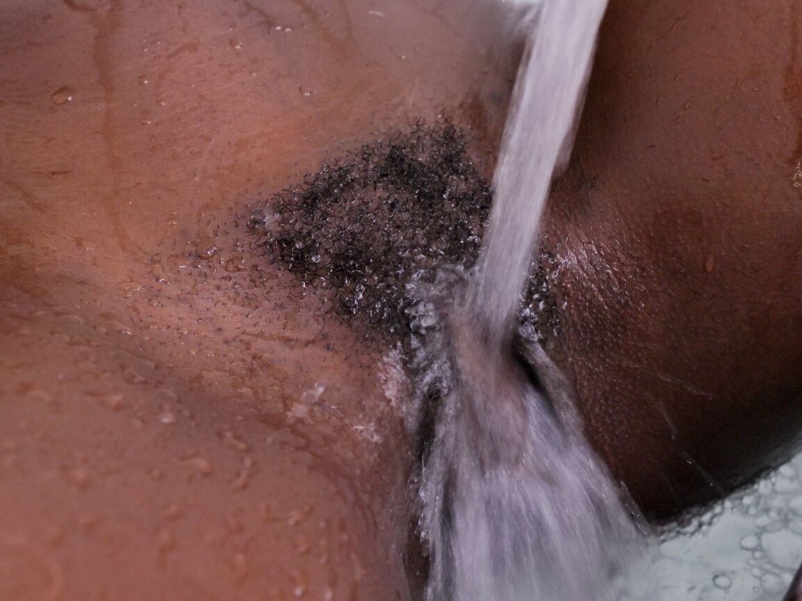 21P Ébano sexy com bunda bolha Ana Foxxx se masturba com água na banheira