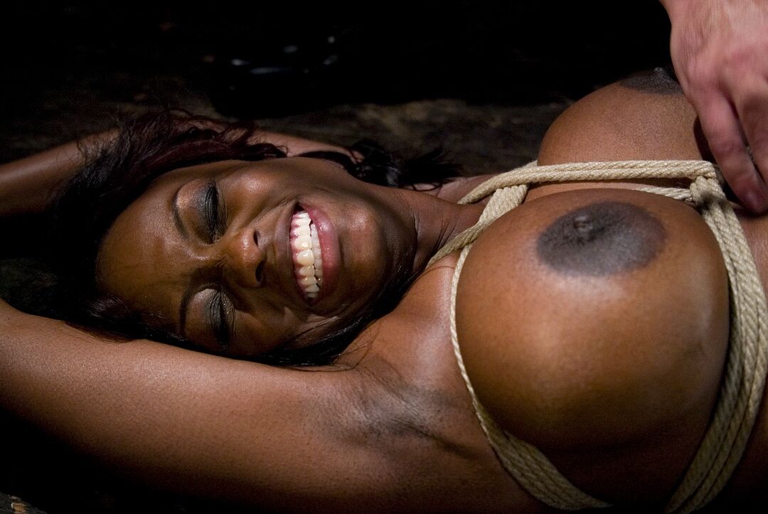 21P Jada Fire, une salope ébène BDSM aux gros seins, se fait jouer la bouche et la chatte