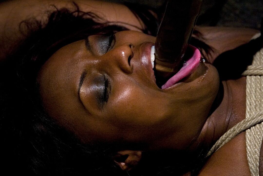 21P Jada Fire, une salope ébène BDSM aux gros seins, se fait jouer la bouche et la chatte