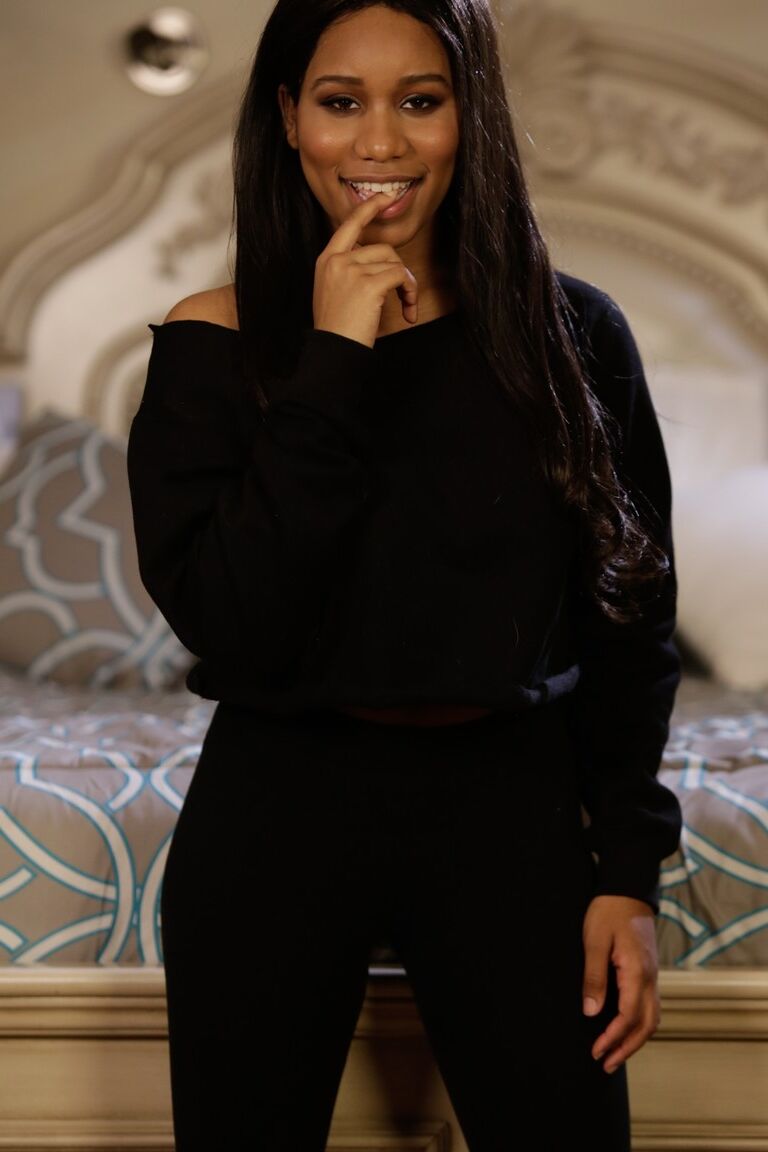 17P Doce adolescente de ébano com grandes seios naturais Jenna Foxx posando sensualmente na cama