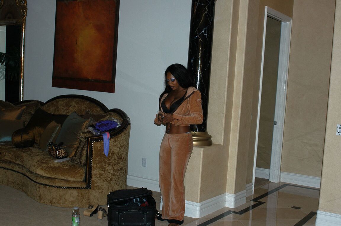 17P Ebony Diamond Jackson e MILF Kelly Madison revelam seus seios enormes