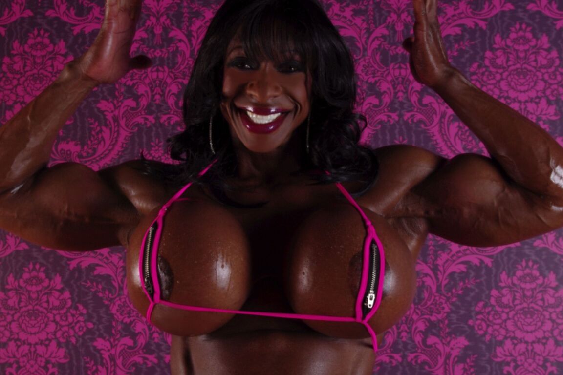 21P A fisiculturista negra Yvette Bova revela seus seios enormes