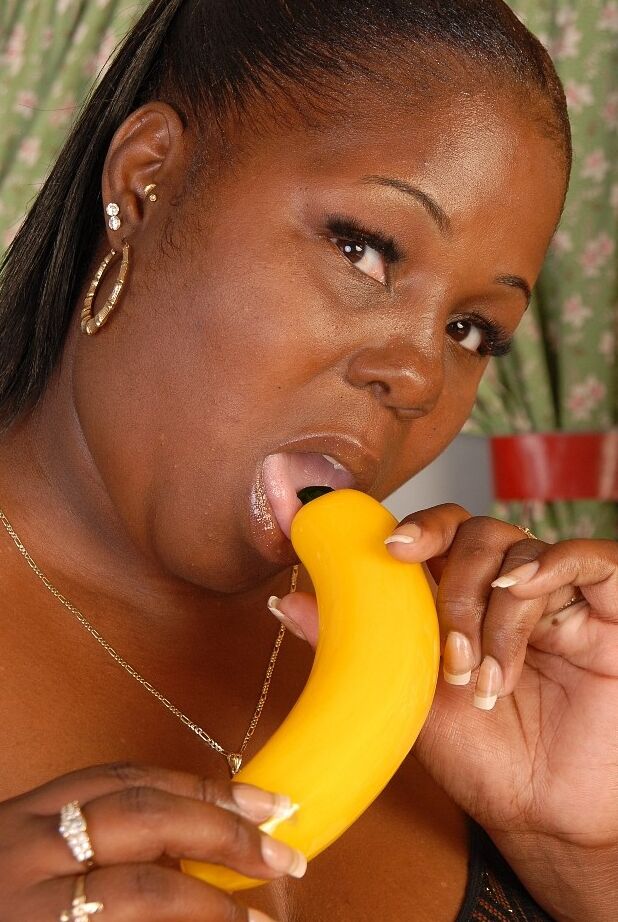 16P Fatty maduro ébano Subrina brinca com seu lindo brinquedo sexual amarelo