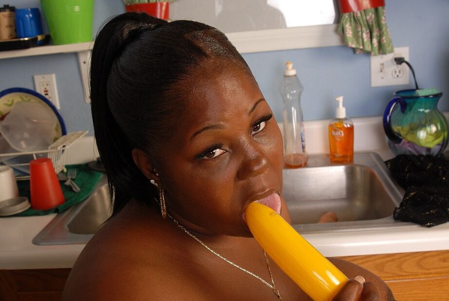 16P Fatty maduro ébano Subrina brinca com seu lindo brinquedo sexual amarelo