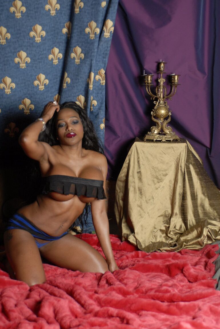 Felina, mannequin ébène 16P, pose pour une séance photo non nue en sous-vêtements et haut tube.