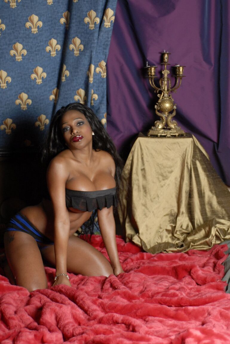 Felina, mannequin ébène 16P, pose pour une séance photo non nue en sous-vêtements et haut tube.