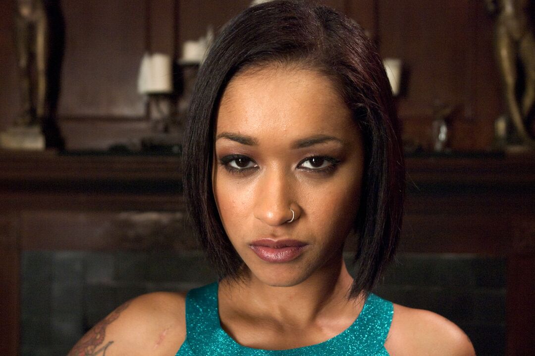 14P Mulheres Skin Diamond e Isis Love em vestidos justos com peitos brilhantes