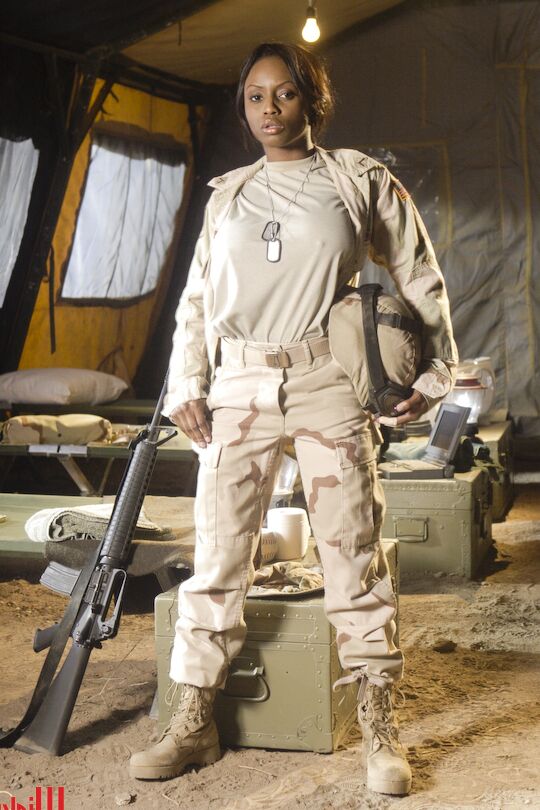 21P Jada Fire, une militaire ébène, enlève son uniforme