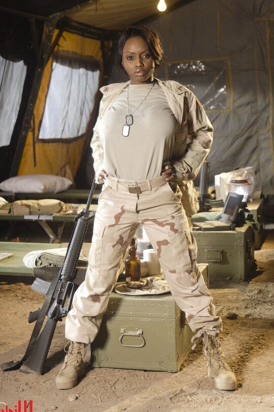 21P Jada Fire, une militaire ébène, enlève son uniforme