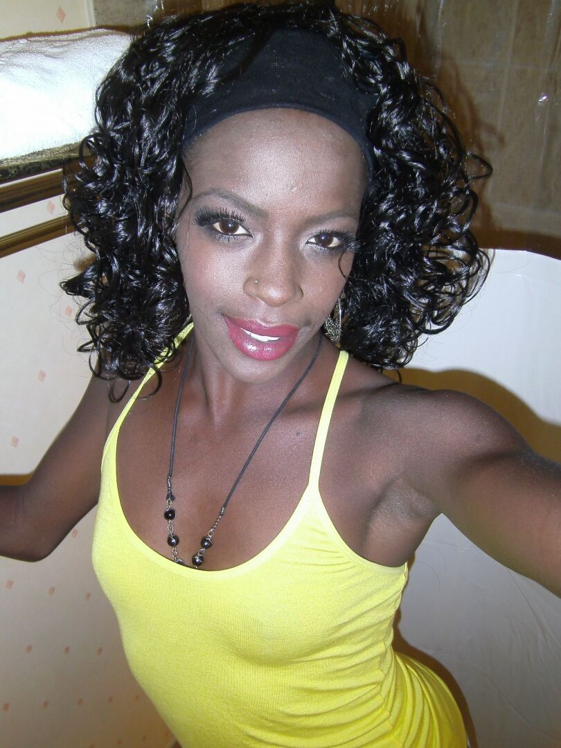 21P Ebony au cul rond Daeja révèle ses seins et pose dans les toilettes
