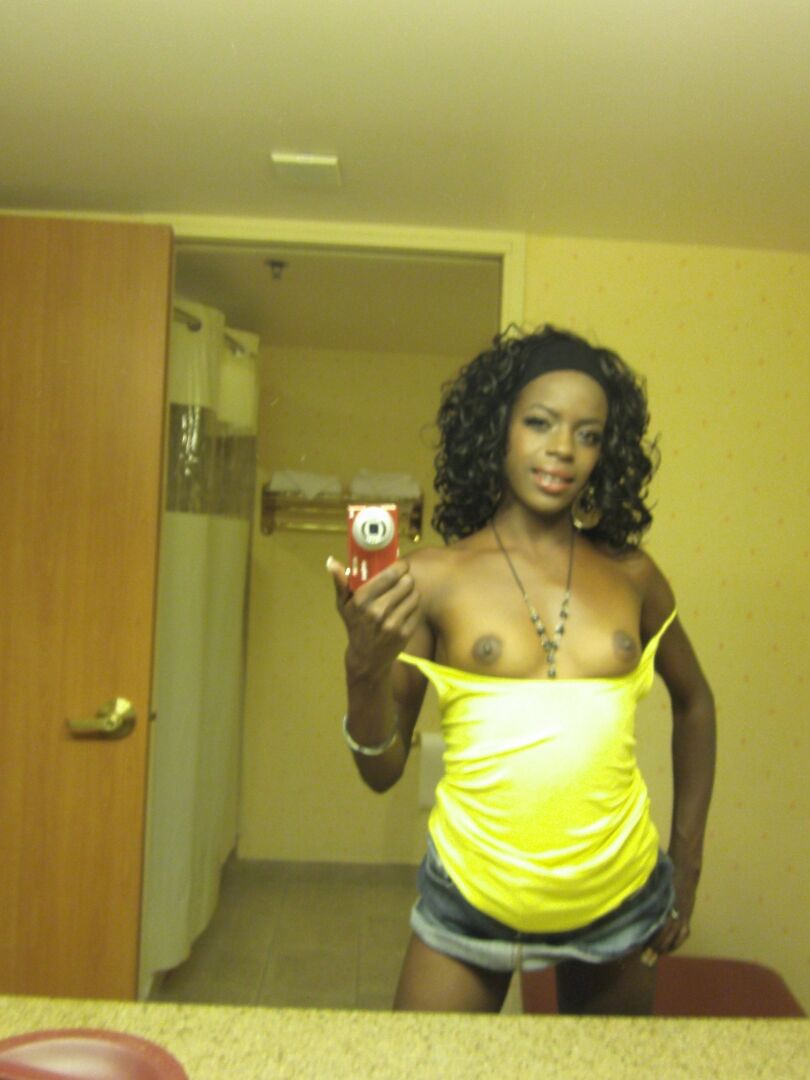 21P Ebony au cul rond Daeja révèle ses seins et pose dans les toilettes