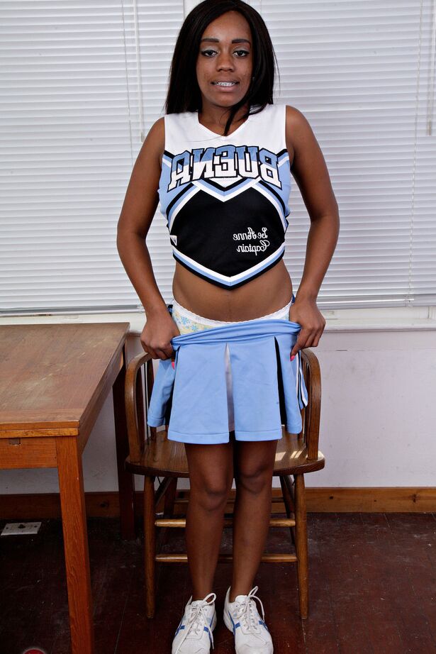 16P Amadora negra tira seu uniforme de líder de torcida para modelar nua