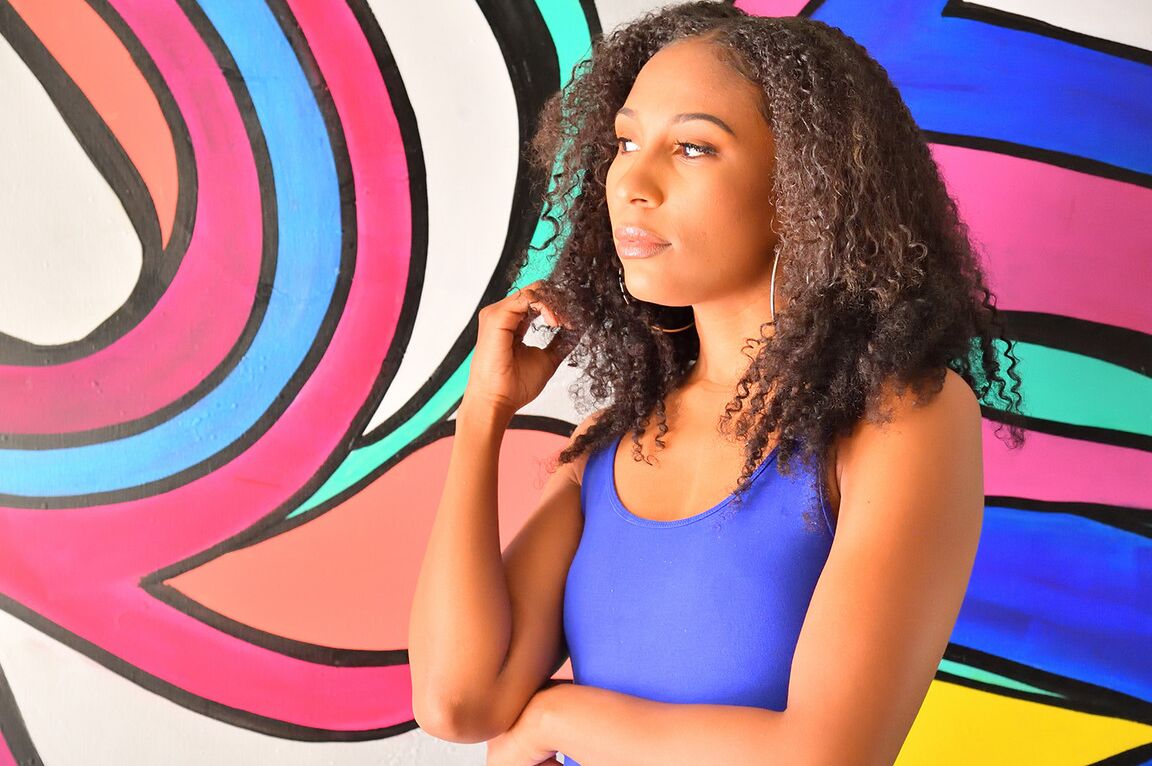 15P A amadora Ebony Olivia levanta seu vestido apertado antes de dedilhar sua buceta careca