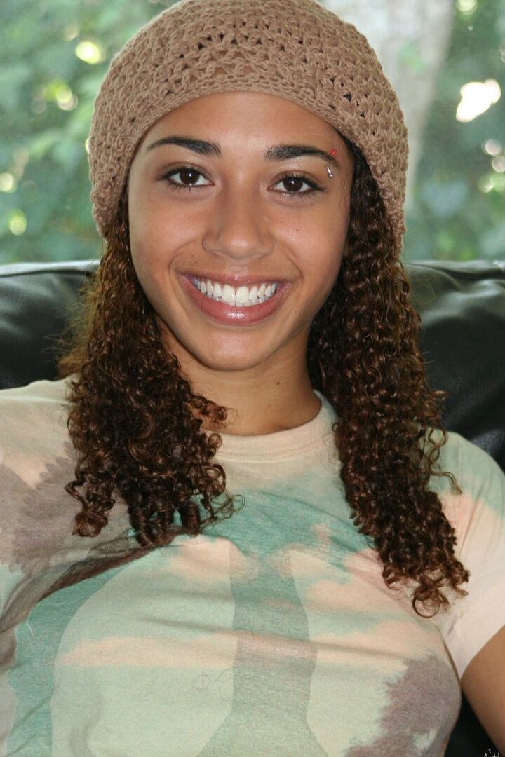 16P Ebony amateur Mi Mi Allen wears crocheted skull cap while posing in the nude