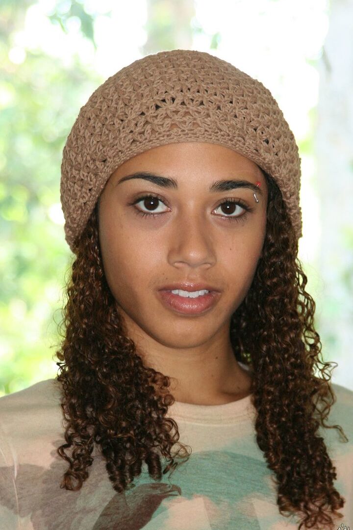 16P Ebony amateur Mi Mi Allen wears crocheted skull cap while posing in the nude