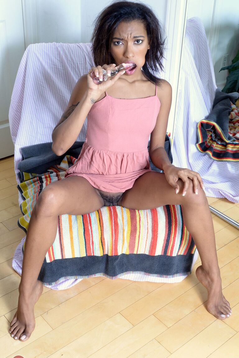 21P Der geile afroamerikanische Teenager Raven Wylde fickt ihre Ebenholzmuschi mit einem Glasspielzeug