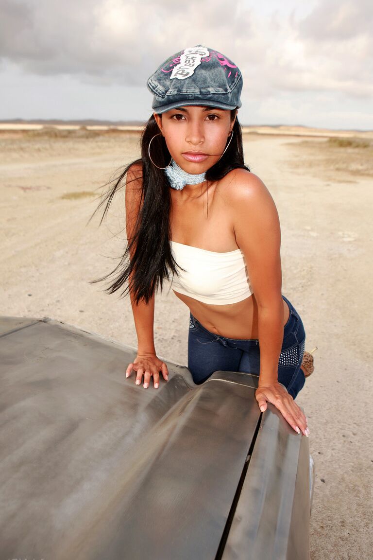 21P Sexy Babe Ruth Medina enthüllt ihren natürlichen Körper und posiert in einem alten Taxi