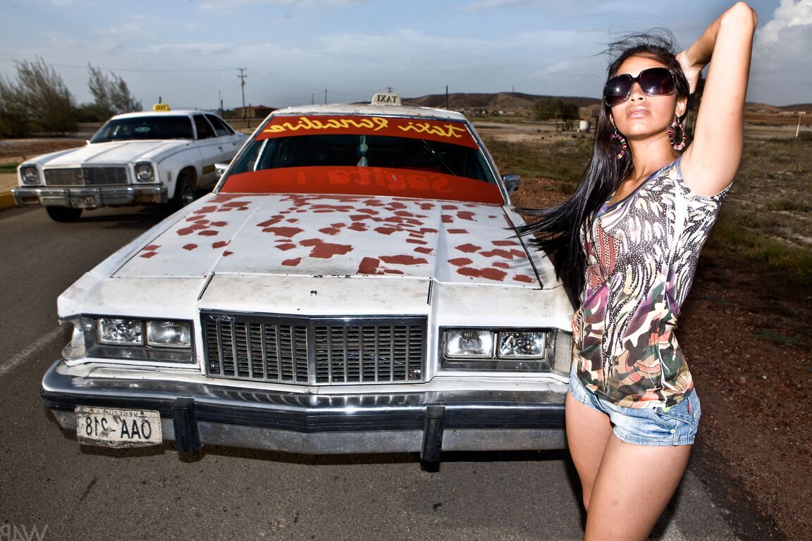 21P Sexy Babe Ruth Medina enthüllt ihren natürlichen Körper und posiert in einem alten Taxi