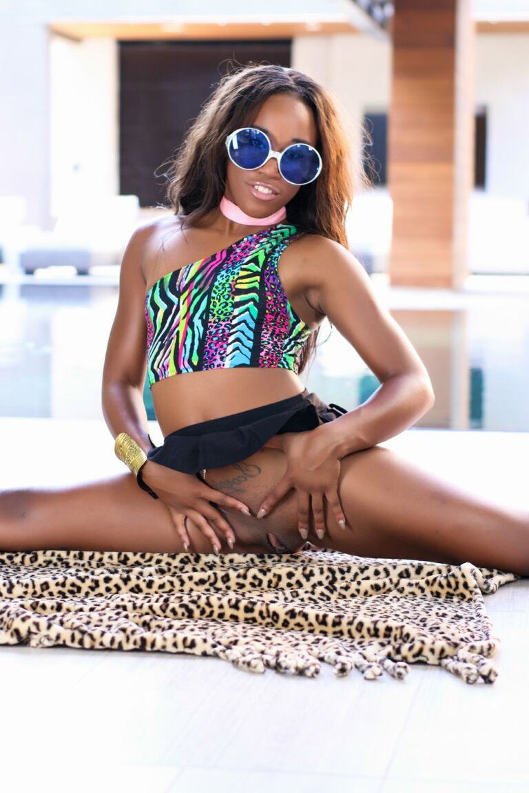 21P Ebony adolescente Ashley Pink exibe sua bunda doce e seu regalo saboroso no chão