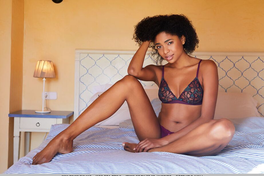 18P La joven negra Luna C se quita el sujetador y las bragas para posar totalmente desnuda en su habitación