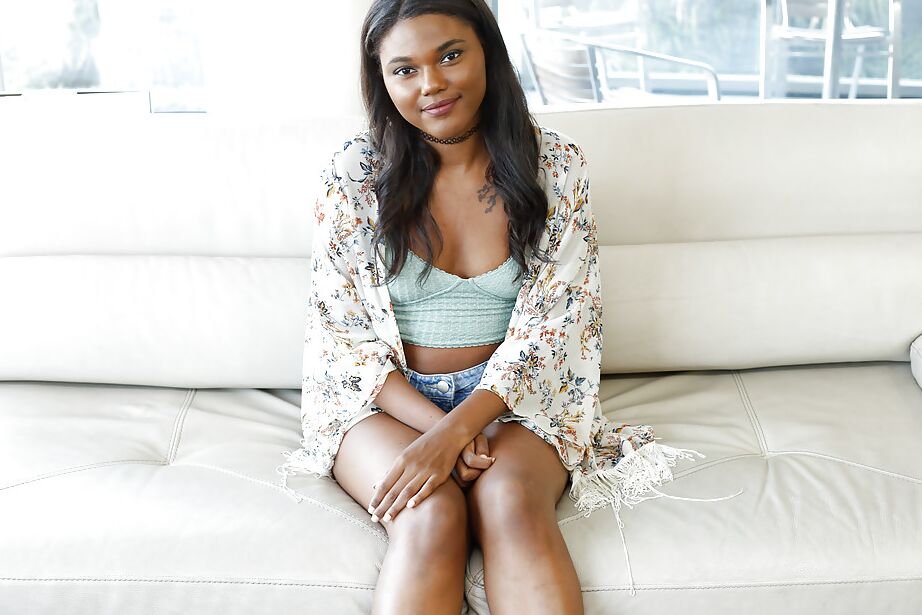 16P La joven amateur de ébano Yara Skye se desnuda completamente durante el casting