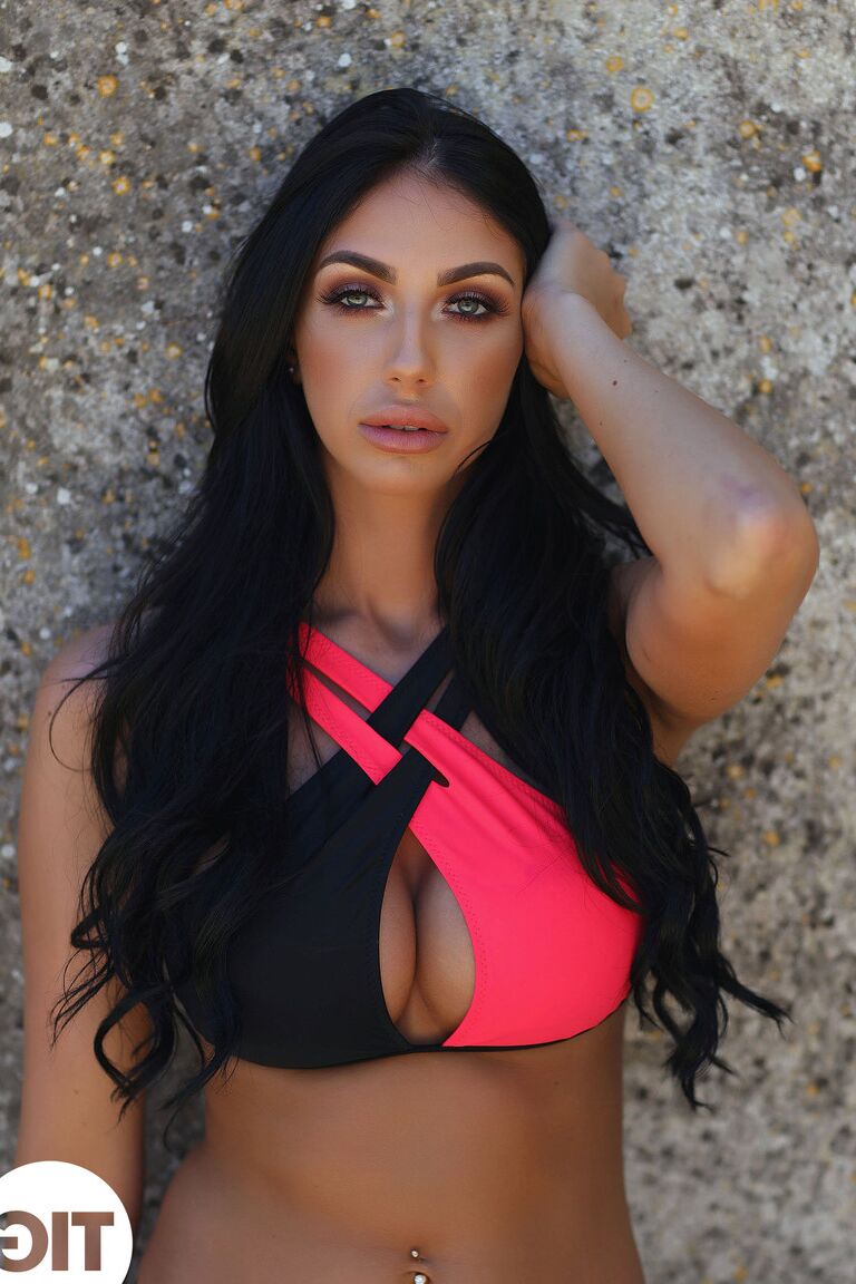 21P La hermosa dama Anya Leigh muestra sus hermosas tetas postizas y su vientre perforado