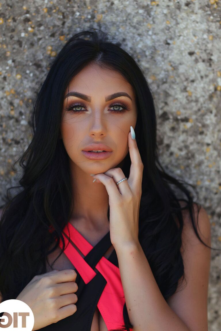 21P La hermosa dama Anya Leigh muestra sus hermosas tetas postizas y su vientre perforado