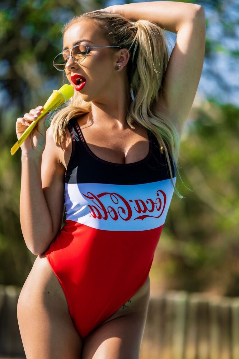 12P Glamour girl Beth Morgan tira o maiô depois de comer uma guloseima congelada