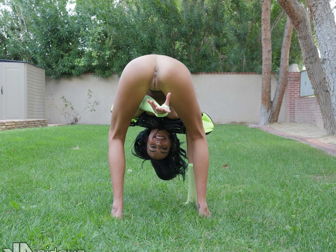17P A adolescente de cabelos negros Janice Griffith brinca nua na grama