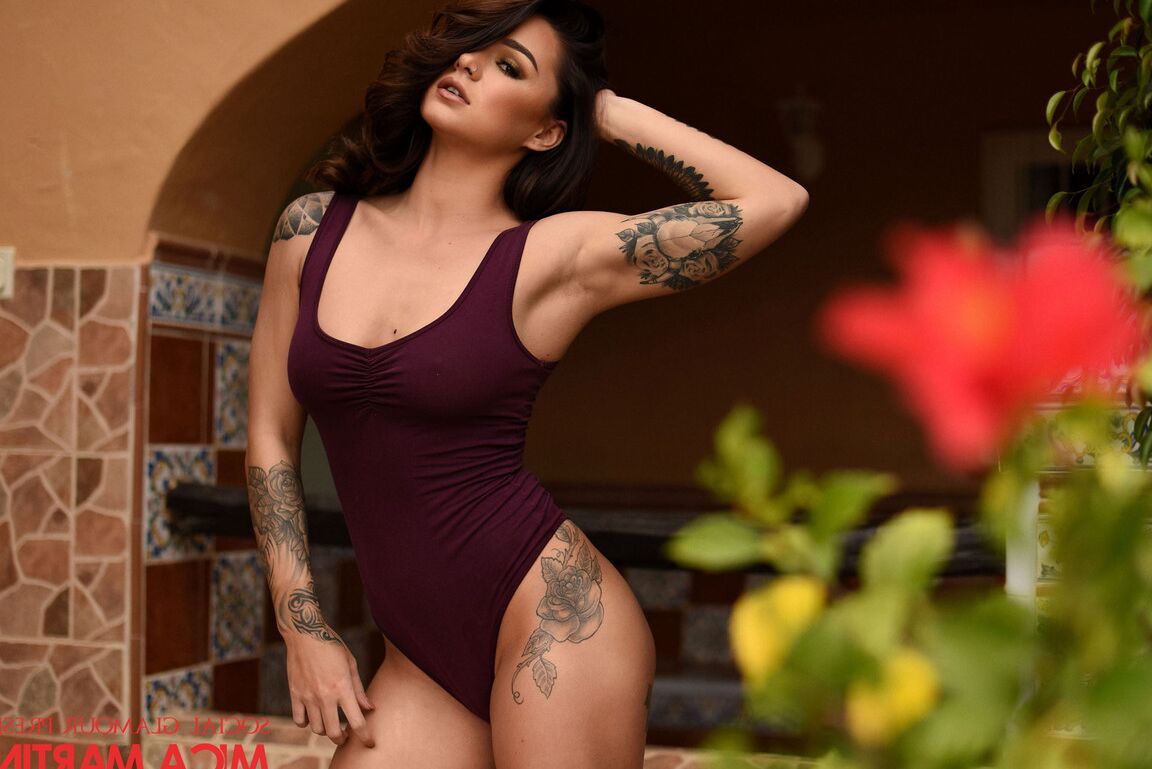 16P A morena gostosa Mica Martinez trabalha sua figura tatuada sem body