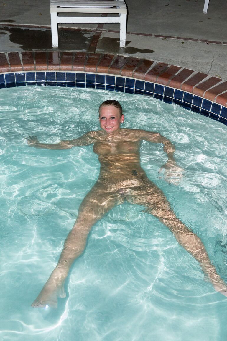 12P 32yo Alice Wonder teases with her round ass and covers her big juggs in a pool